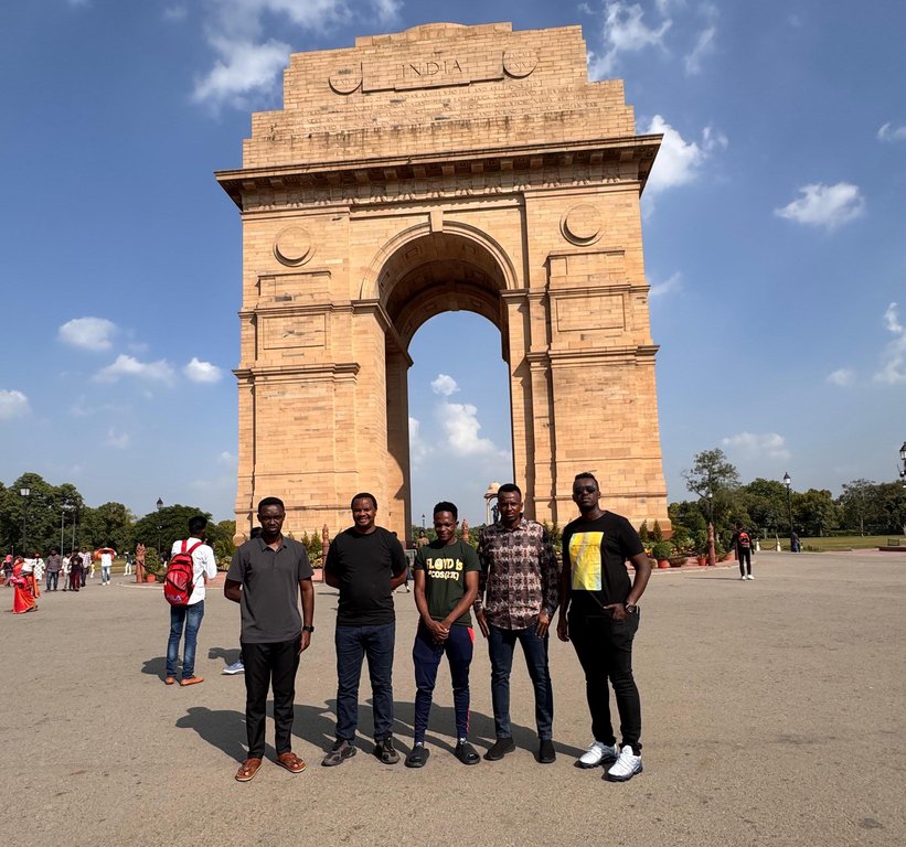 Navari with a customer at India Gate